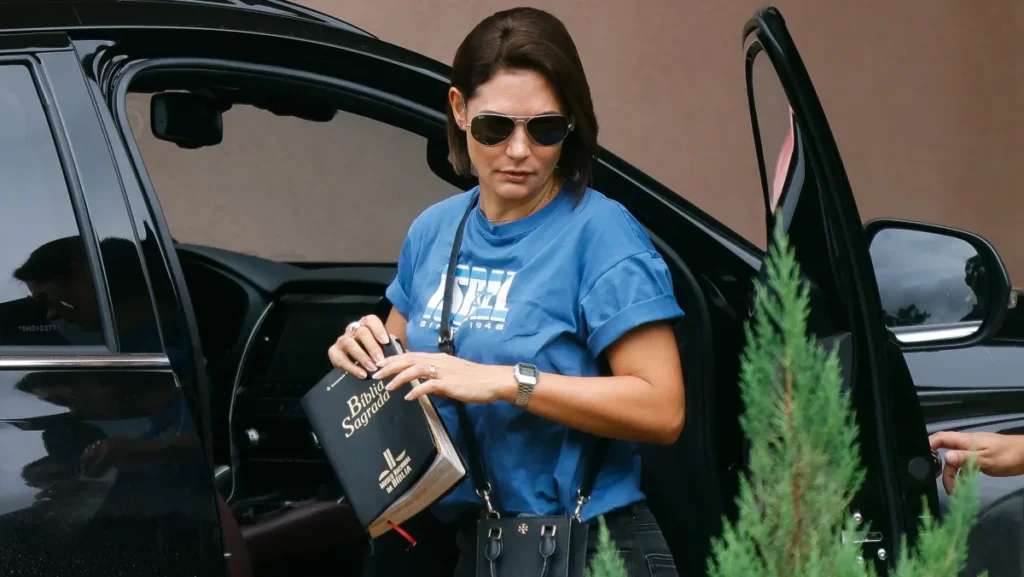 Michelle rebate analogia a Bolsonaro em desfile e cita prisão de Lula