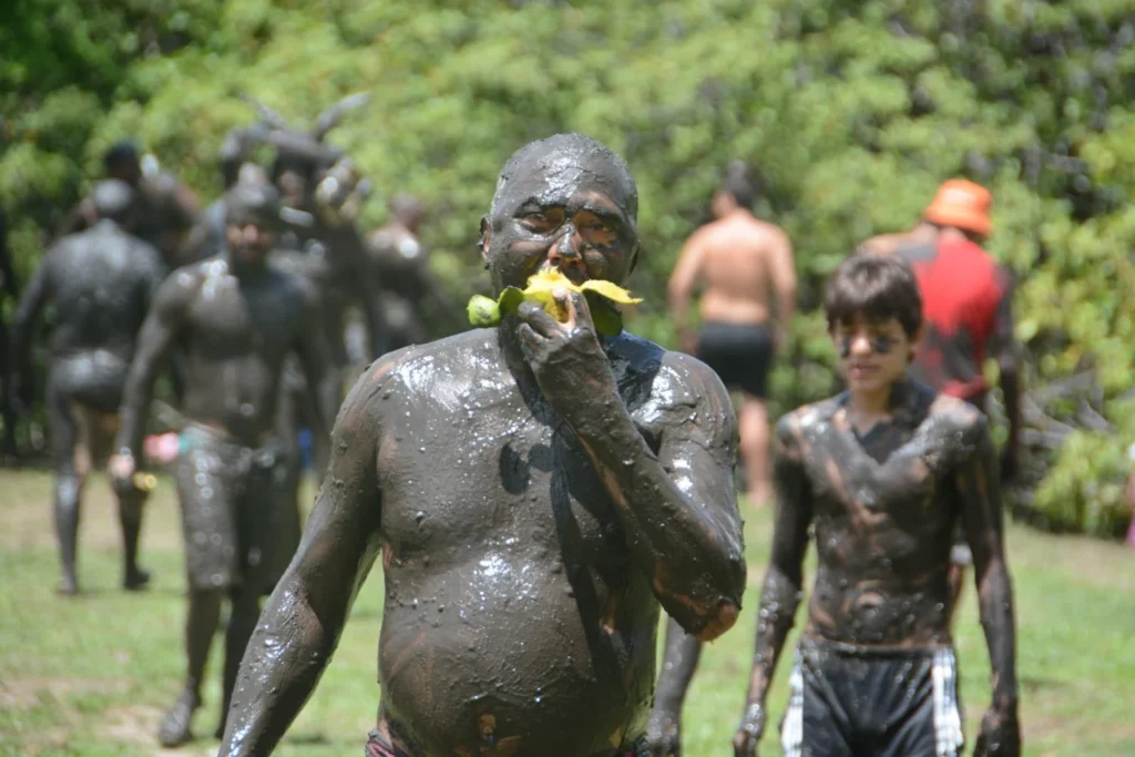 Concentração do bloco Os Cão na Redinha: Foliões se cobrem de lama para a festa tradicional do Carnaval de Natal