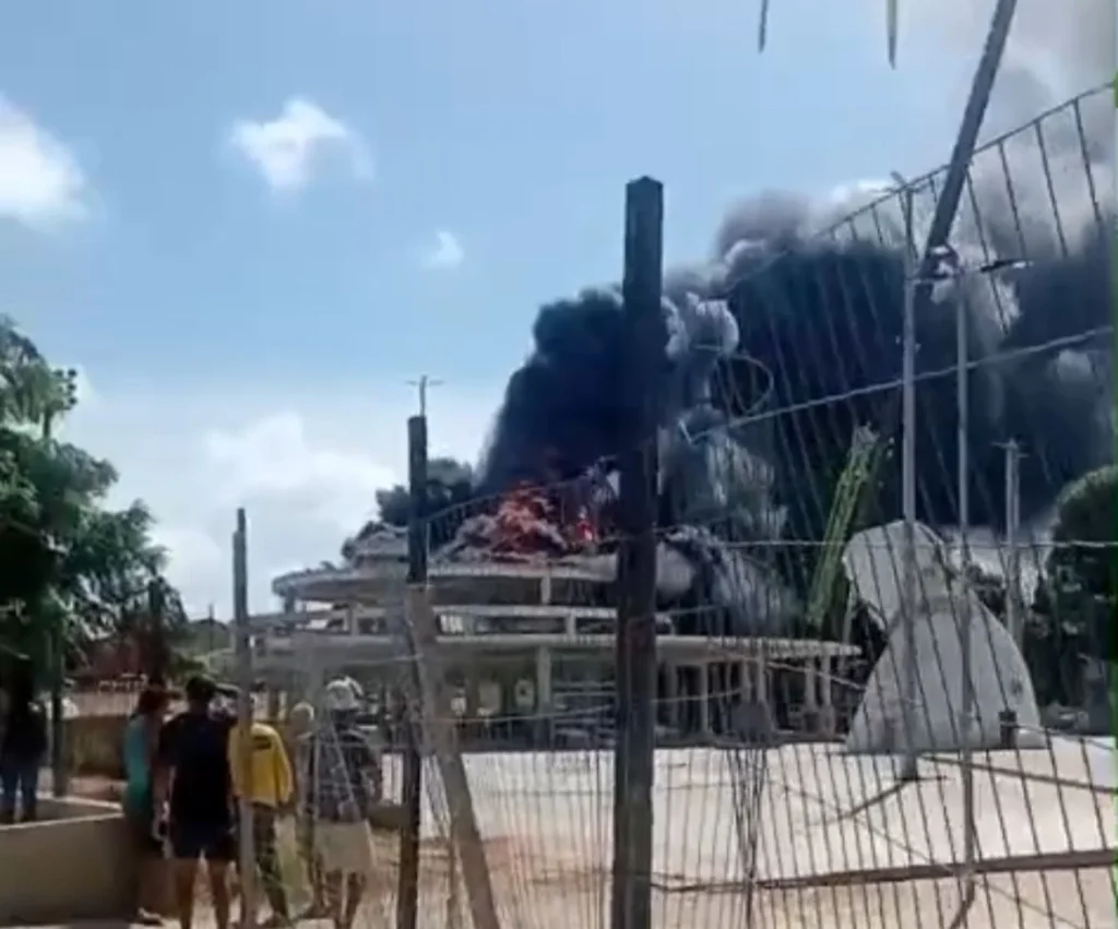 Estatua de Nossa Senhora de Fátima é destruída por incêndio na tarde desta terça-feira