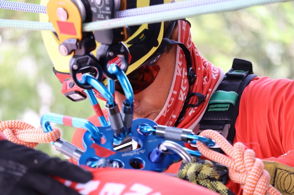 Bombeiros resgatam trabalhador que passou mal em marquise do IFRN, em Parnamirim