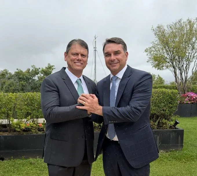 Após reunião, Tarcísio diz que relação com Flávio “nunca teve arestas”