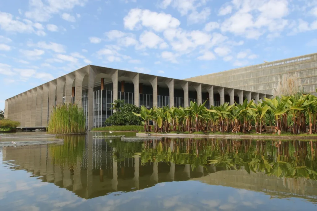 Brasil condena ataques de Israel e EUA contra Irã e pede “máxima contenção”