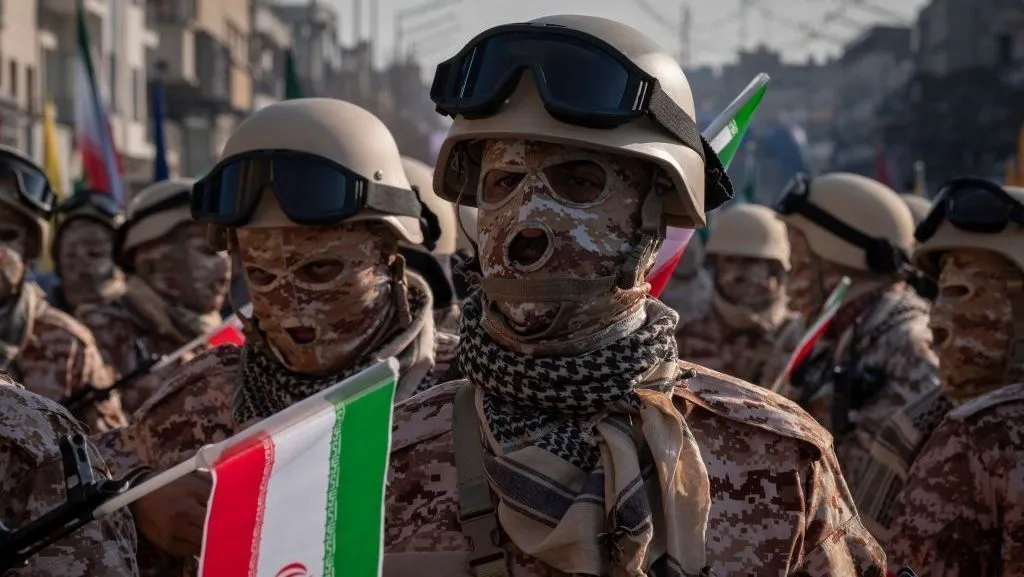 Em tensão com EUA, Irã inicia exercícios militares no Estreito de Ormuz