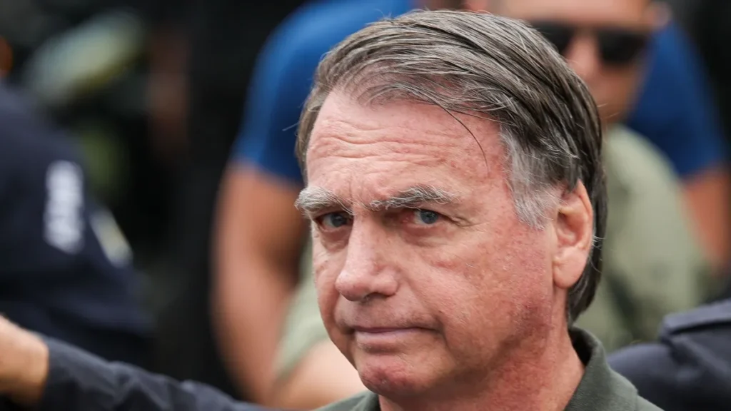 Bolsonaro segue estável e já se alimenta com dieta pastosa, diz médico
