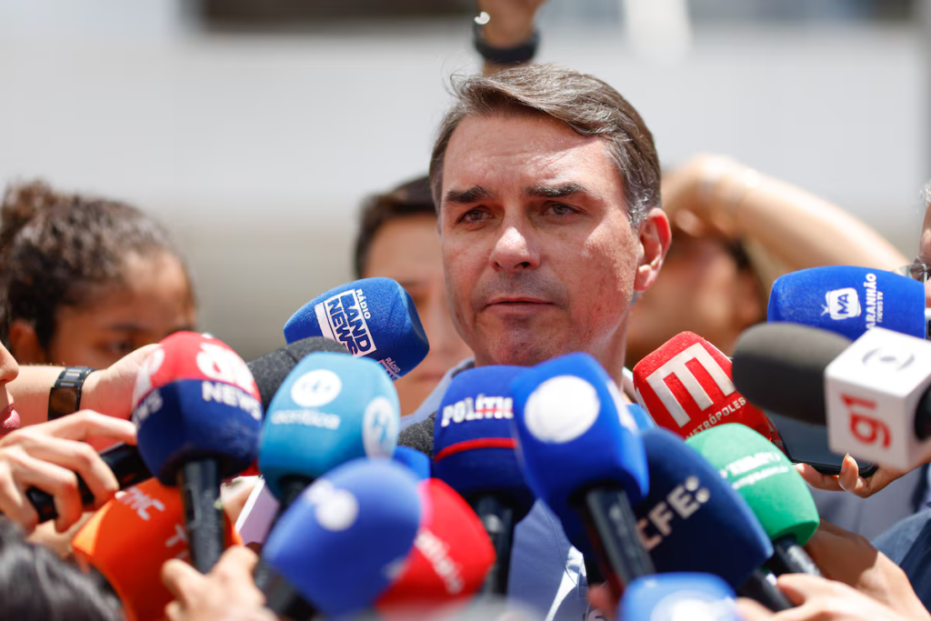 Defesa aguarda novo laudo para pedir prisão domiciliar de Bolsonaro, diz Flávio