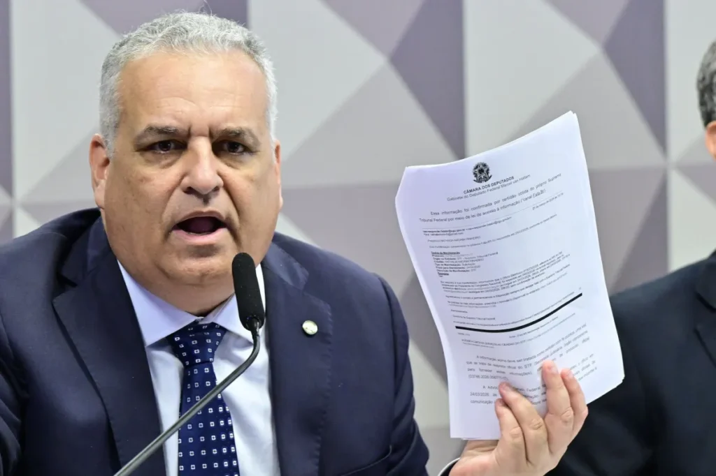 Relator da CPMI do INSS pede indiciamento de Lulinha e outras 217 pessoas