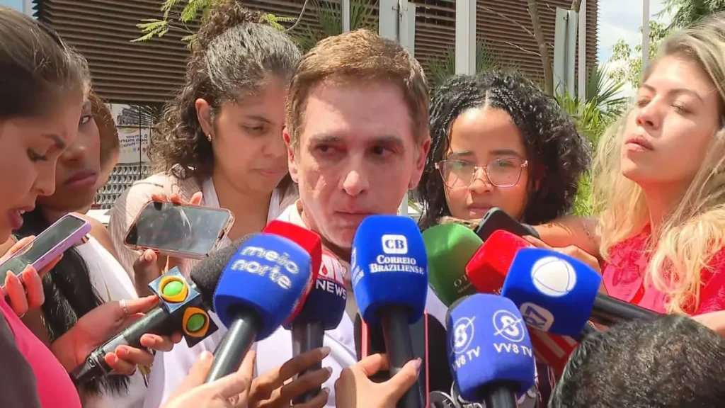 Bolsonaro deve operar ombro direito no fim de abril, diz médico
