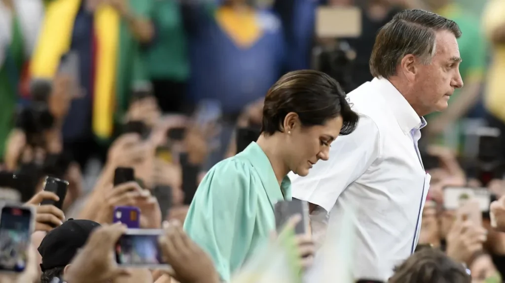 Michelle nega ter recebido ou exibido vídeo de Eduardo a Bolsonaro