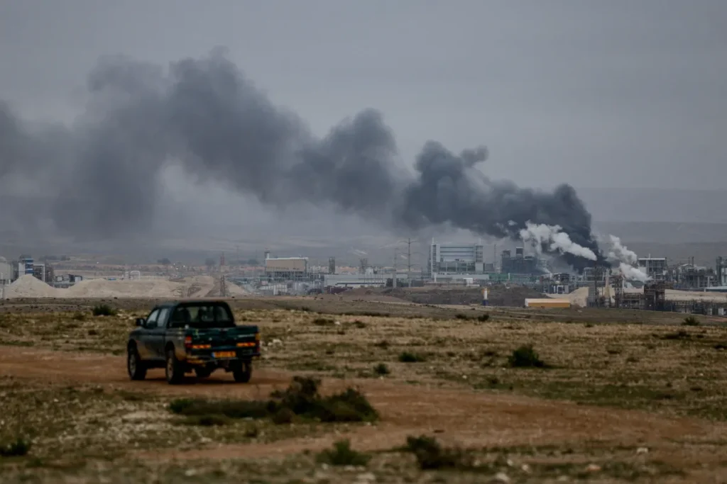 Mísseis iranianos e drones dos houthis atacam Israel; Teerã é bombardeada