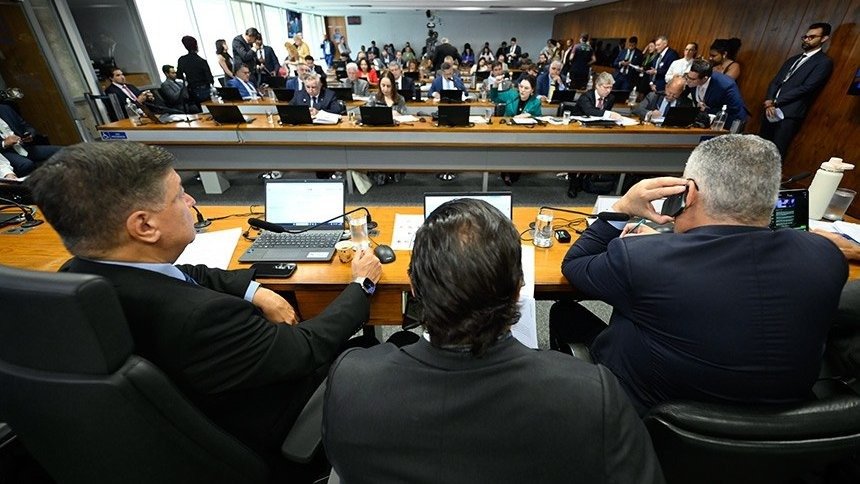 Relatório da CPMI será concluído ainda nesta quinta e pede indiciamento de cerca de 220 pessoas, diz relator