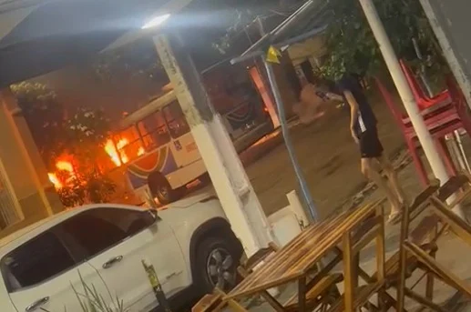 Após confronto, criminosos incendeiam ônibus e carro em Ponta Negra