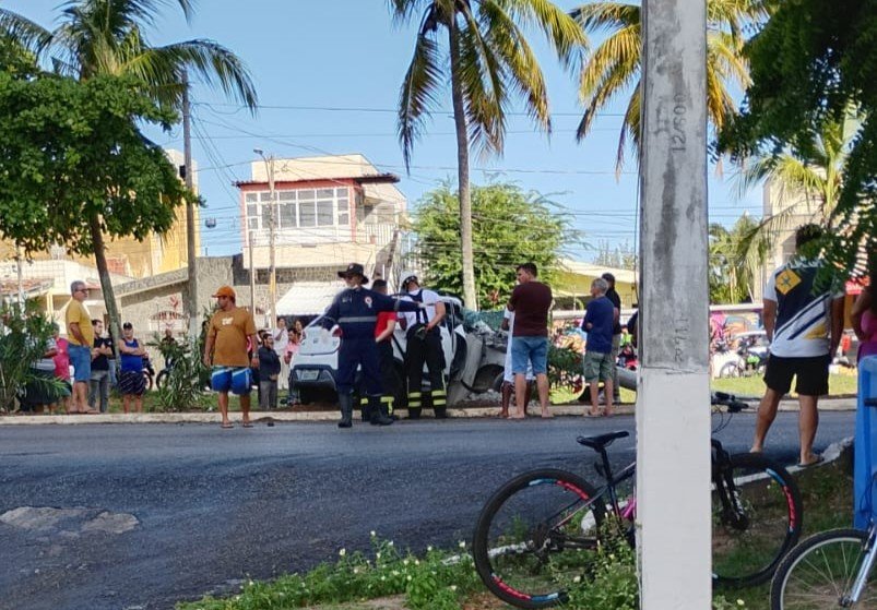 Mulher perde o controle do carro, derruba poste e fica presa às ferragens na Rota do Sol