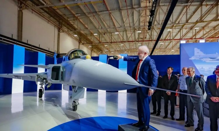 Primeiro caça Gripen produzido no Brasil é apresentado; Lula batiza aeronave