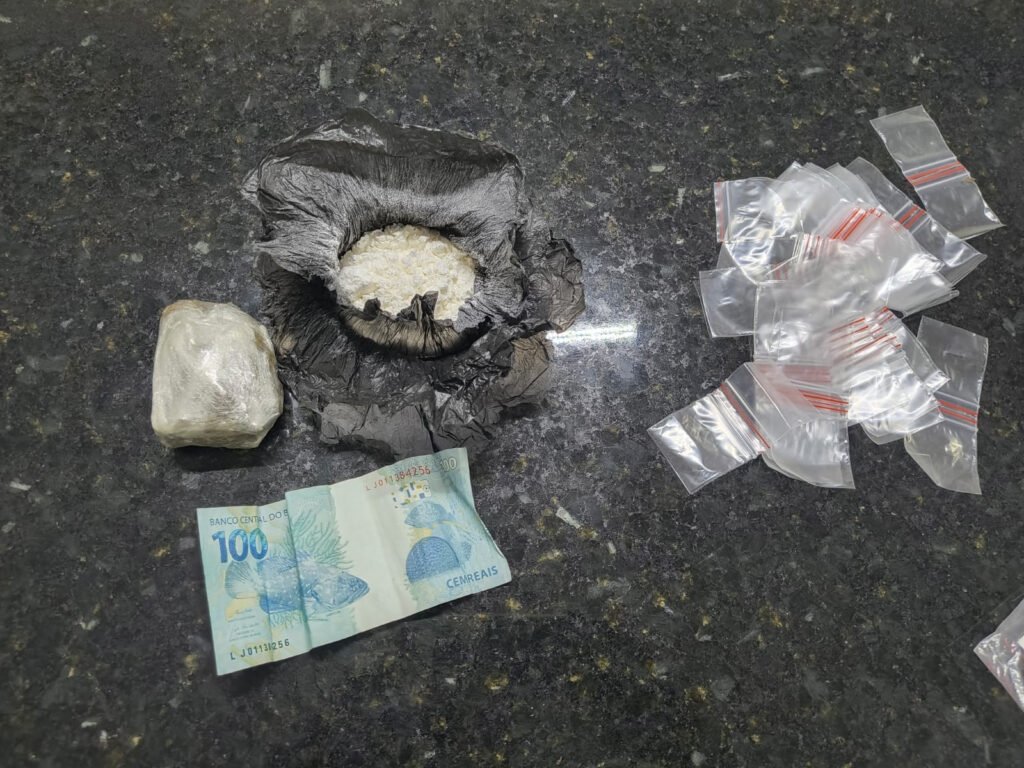 Homem é preso em Ponta Negra após tentativa de descarte de drogas e fuga