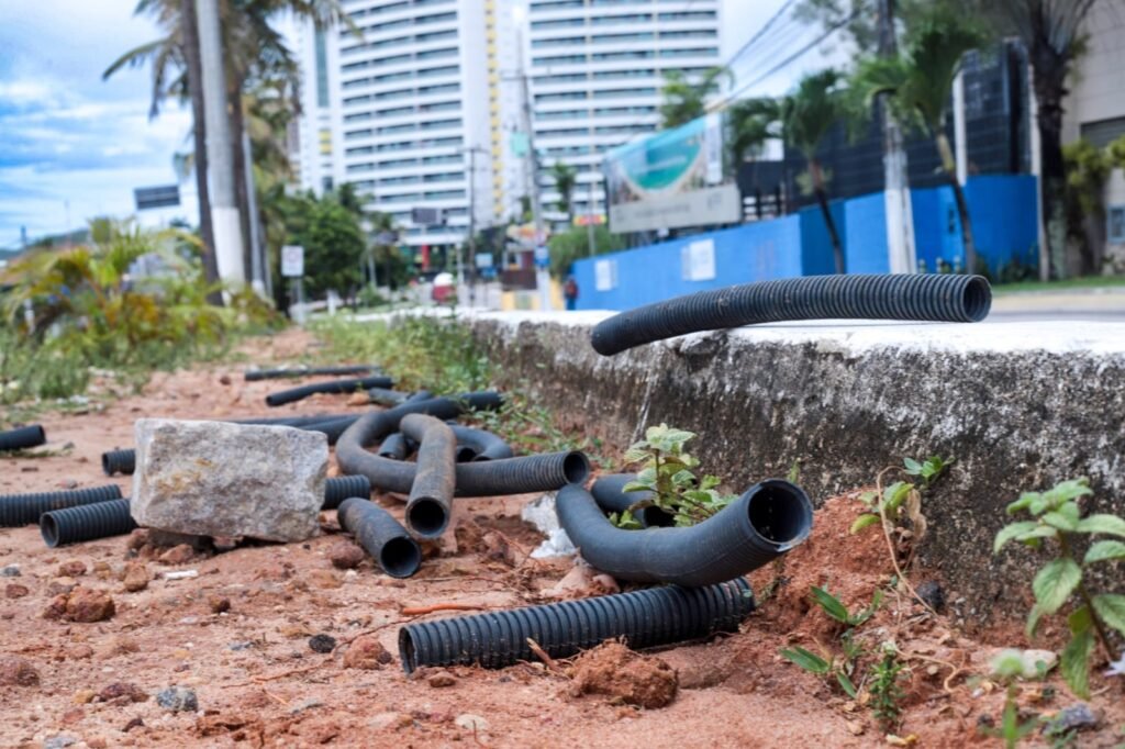 Trecho da Avenida Roberto Freire fica sem iluminação após roubo de cabos