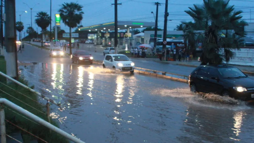 Chuvas deixam 4 pontos de alagamento transitáveis em Natal na manhã desta quarta (1)