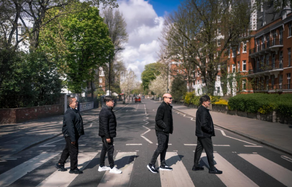 Banda Grafith reproduz foto clássica dos Beatles em Abbey Road, em Londres