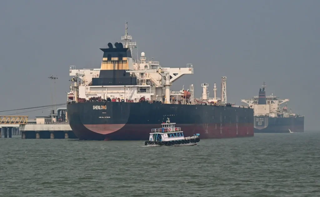 Irã permite passagem de navios com bens essenciais pelo Estreito de Ormuz