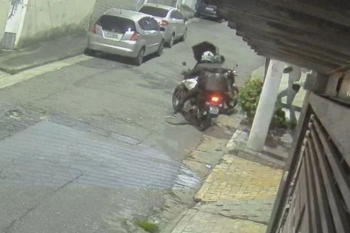Policial militar feminina reage a assalto e mata dois suspeitos a tiros