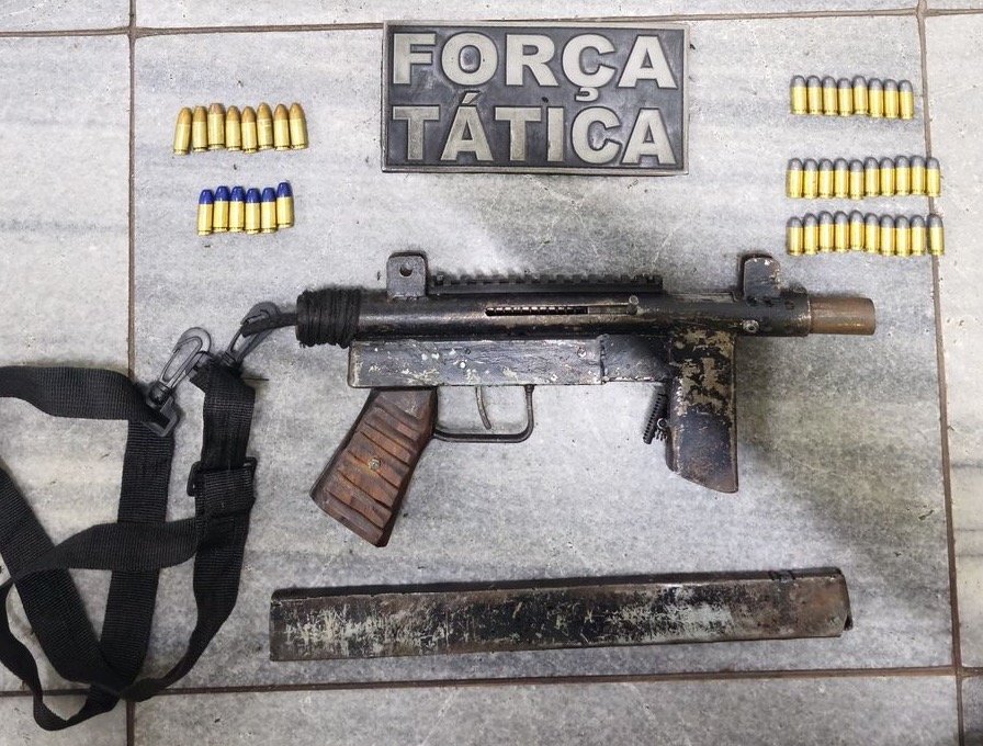 PM prende homem com submetralhadora caseira, drogas e munições no bairro Planalto