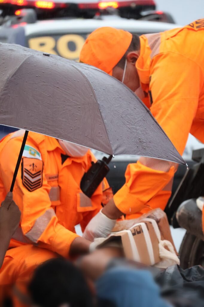 Acidente entre carro e moto deixa dois feridos no Centro de Caicó