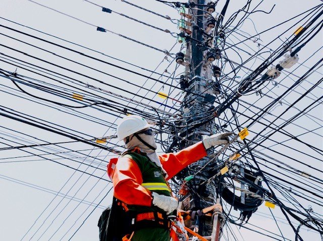 Em três meses, mais de 9,6 toneladas de cabos de telecomunicações irregulares são retiradas dos postes da Neoenergia Cosern