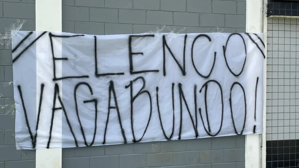 Corinthians: Gaviões da Fiel faz novos protestos no CT e aborda zagueiros