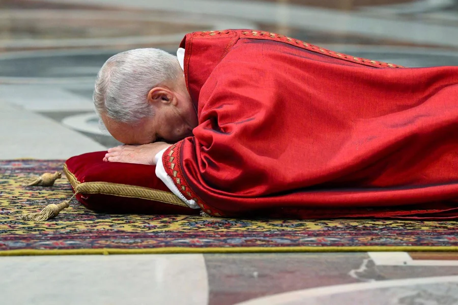 Papa Leão XIV reza deitado ao celebrar a Paixão de Cristo