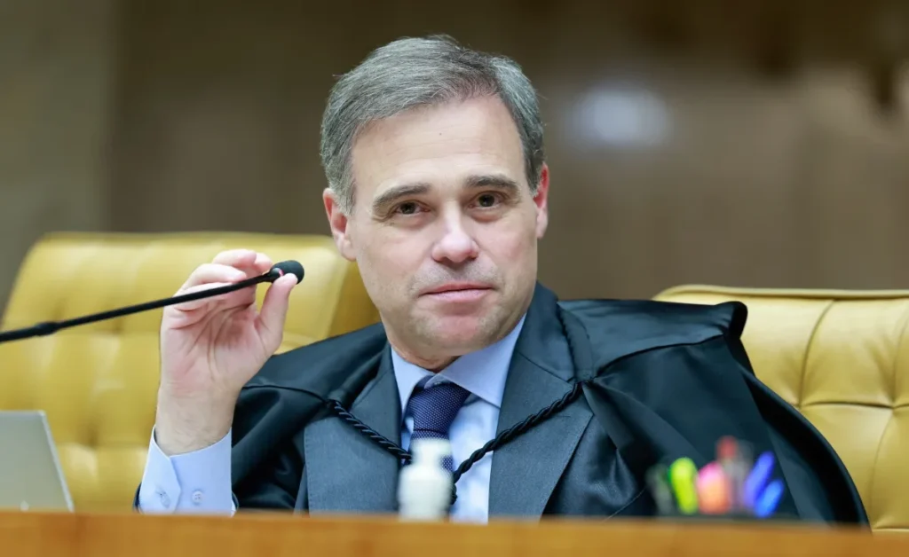 Mendonça vota para manter prisão de primo de Vorcaro; Gilmar pede vista