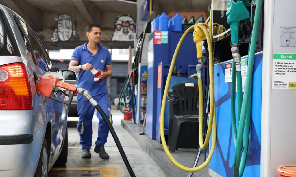 Governo Federal fixa subvenção à gasolina em R$ 0,44 por litro
