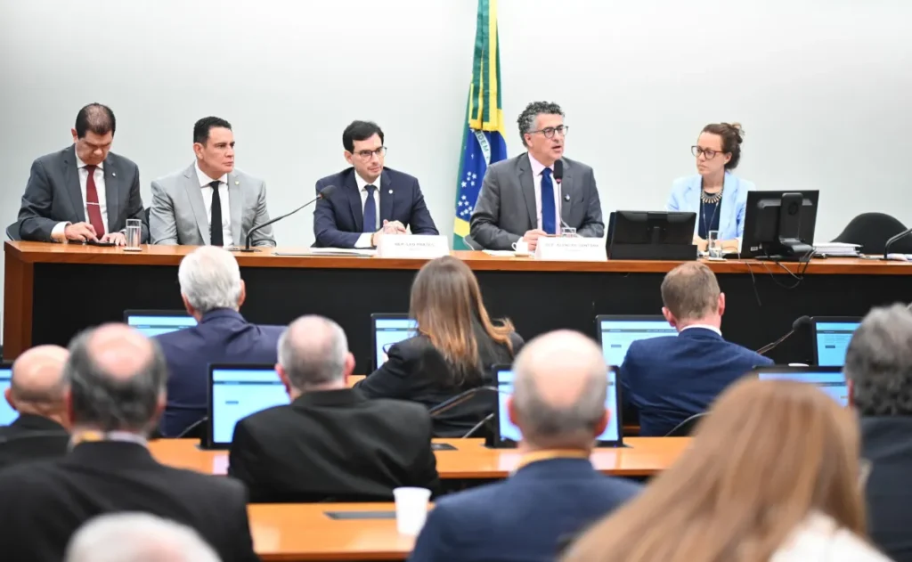 PEC do fim da jornada 6×1 tem semana decisiva de articulação sobre parecer