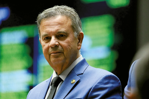 Crise com Flávio Bolsonaro deixa Rogério sob pressão no bolsonarismo