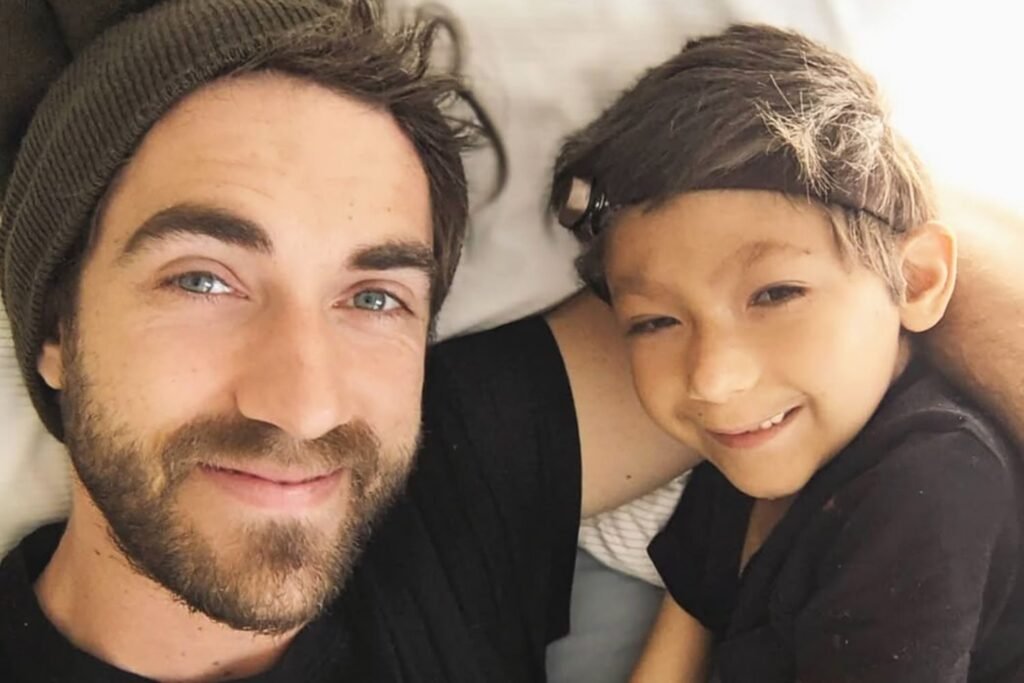 Filho de apresentador infantil morre após luta contra câncer agressivo