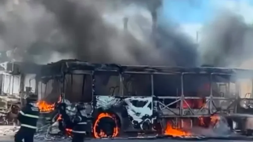 Incêndio destrói dois ônibus em garagem de São José de Mipibu