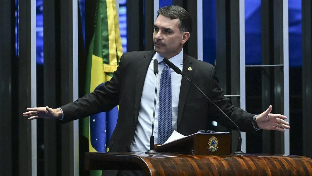 Flávio Bolsonaro articula ida aos EUA para encontro com Trump
