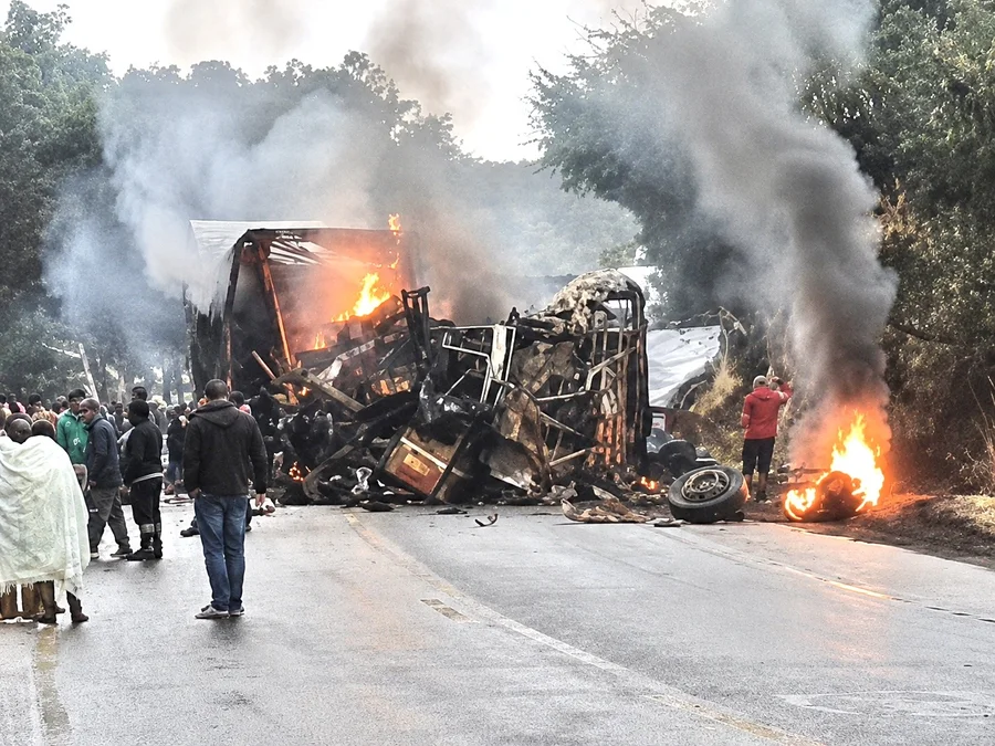Acidente entre ônibus e carreta deixa ao menos oito mortos em rodovia de MG