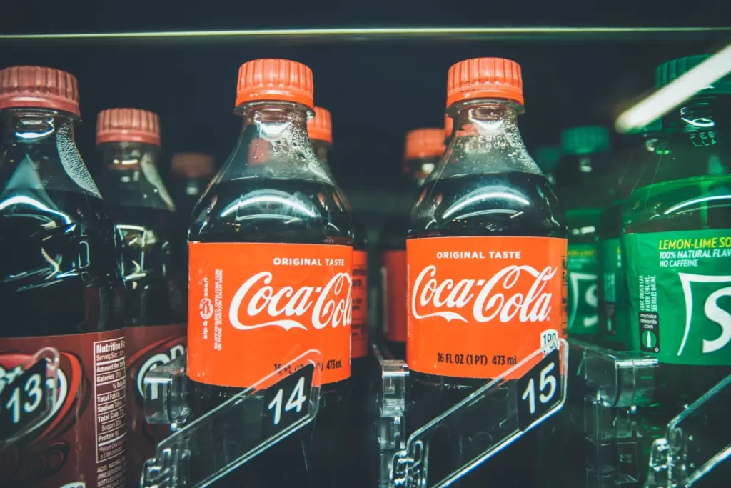 Coca-Cola substitui garrafas após roubo de rótulo por figurinhas da Copa