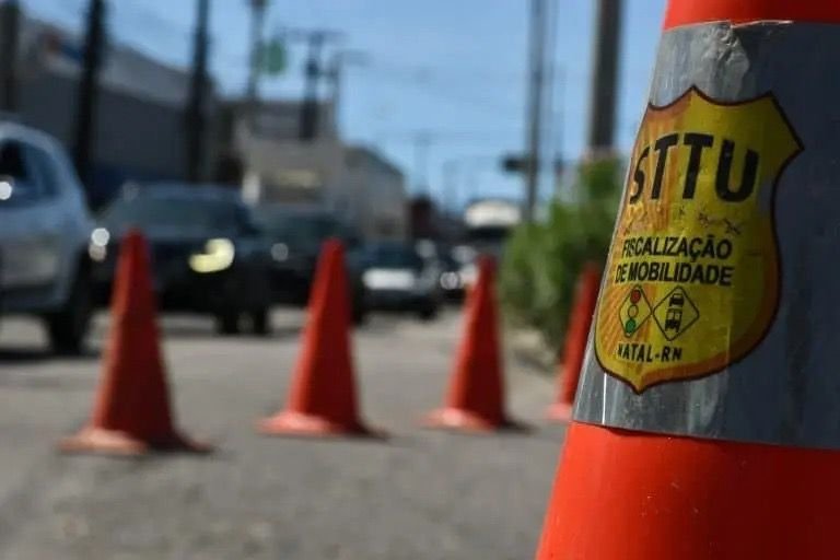 Obras alteram trânsito e itinerários de ônibus na Avenida Solange Nunes, em Natal