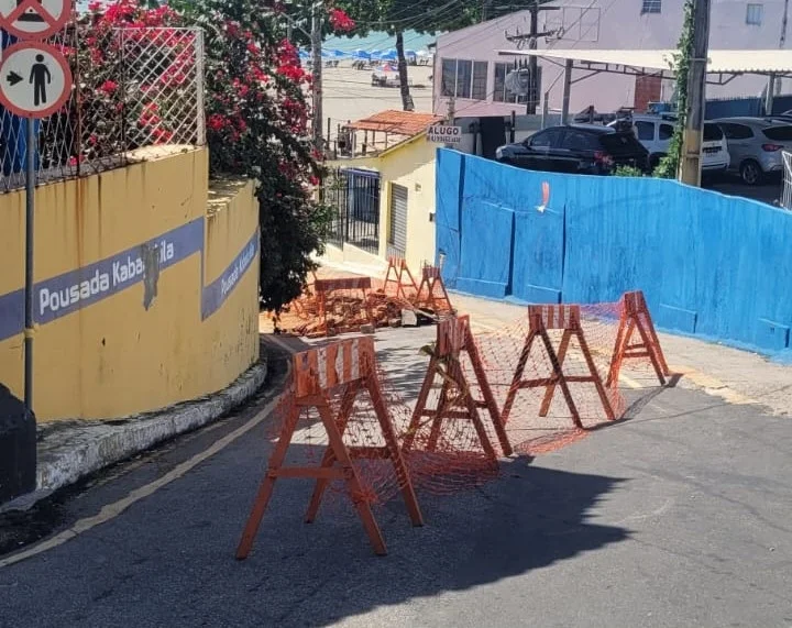 Caern recompõe asfalto na Avenida Erivan França, em Ponta Negra, para liberação definitiva da via