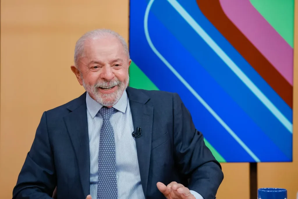 Lula anuncia fim de sessões de radioterapia: “Estou bem e feliz”