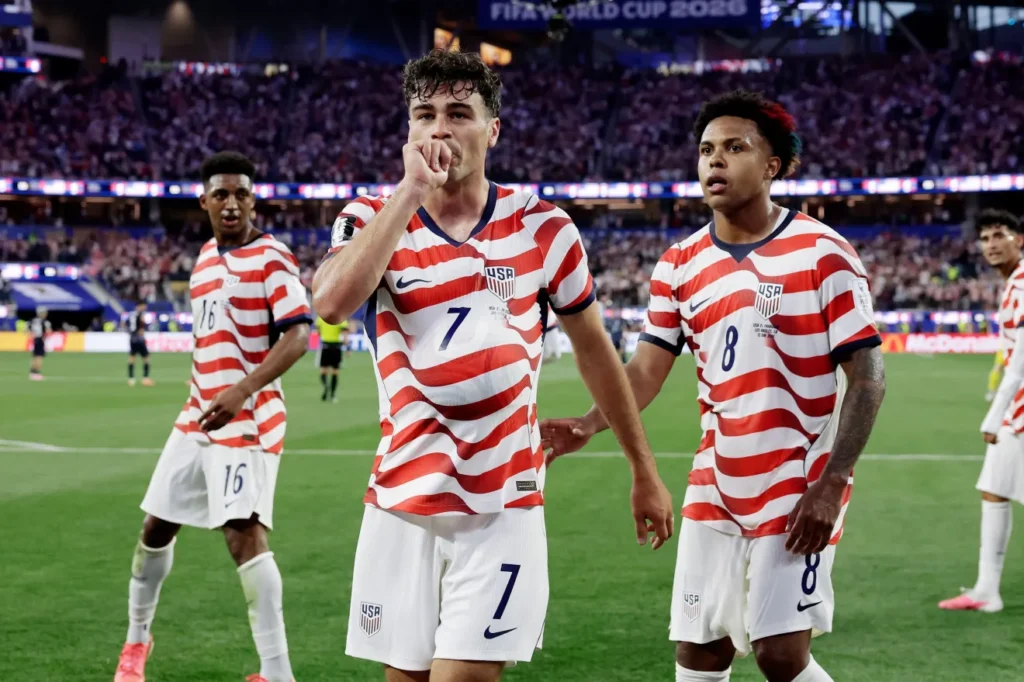 Com “toque brasileiro”, Estados Unidos aplicam goleada no Paraguai na Copa do Mundo