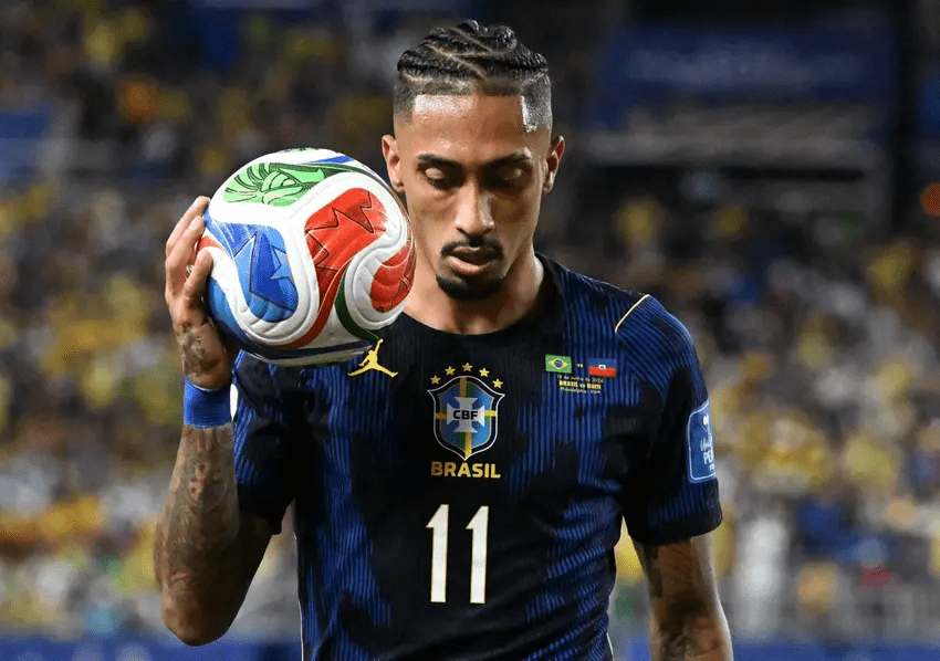 Raphinha tem lesão na coxa confirmada; retorno é indefinido na Seleção Brasileira
