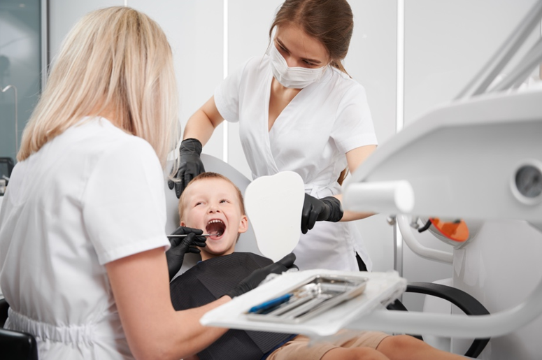 Quando é hora de trocar o odontopediatra pelo dentista de adulto? Especialistas explicam transição que vai além da idade