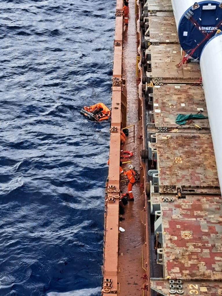 Seis tripulantes são resgatados após naufrágio de embarcação próximo ao litoral do RN