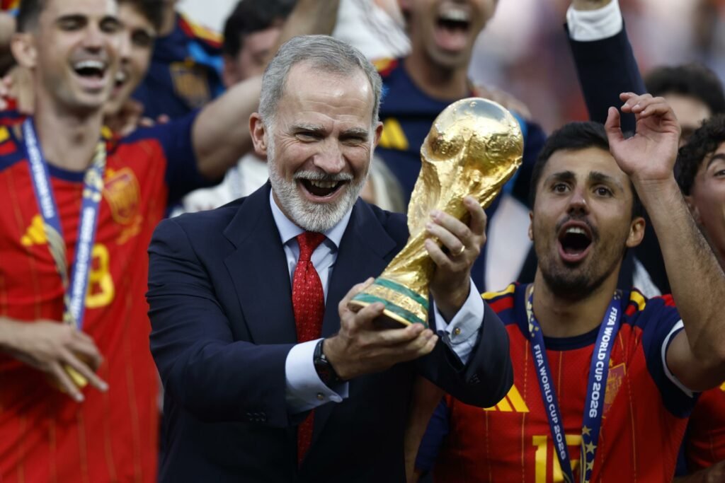Rei Felipe VI celebra bicampeonato da Espanha e afirma: “Hoje comemoramos um título; amanhã lembraremos de uma lenda”