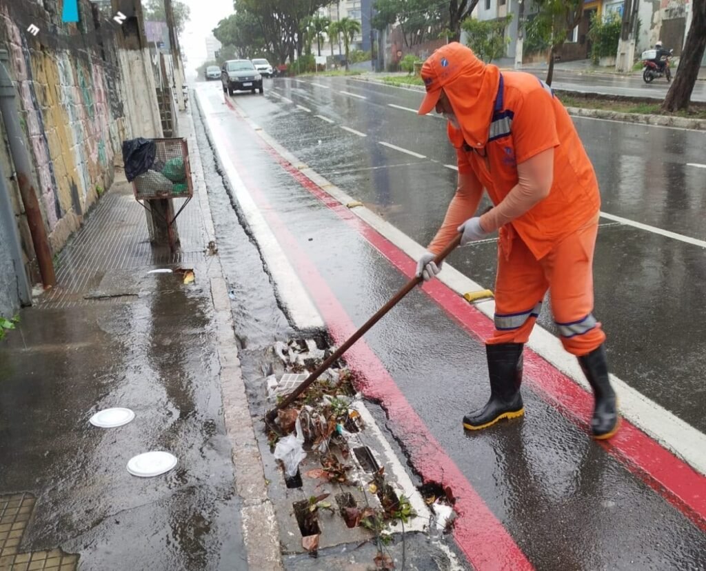 Mais de 300 bocas de lobo são desobstruídas após chuvas em Natal