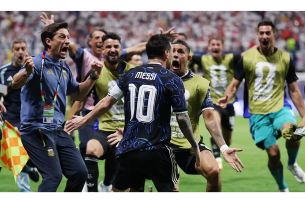 Argentina vence a Inglaterra de virada e vai à final da Copa