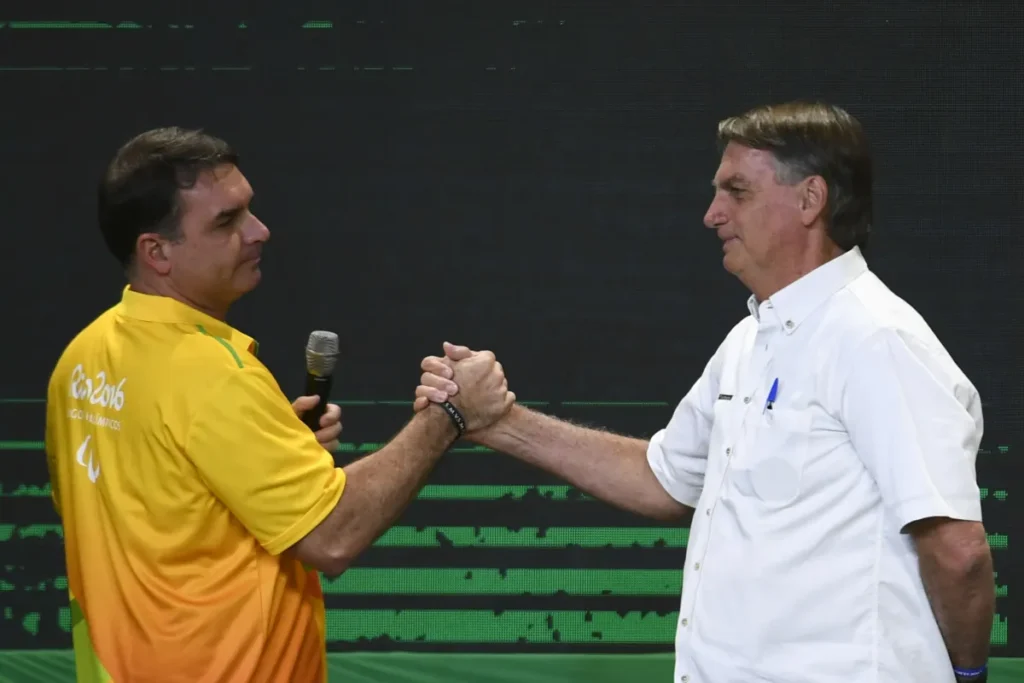 Flávio lê carta de Bolsonaro, que pede para “deixar diferenças de lado”