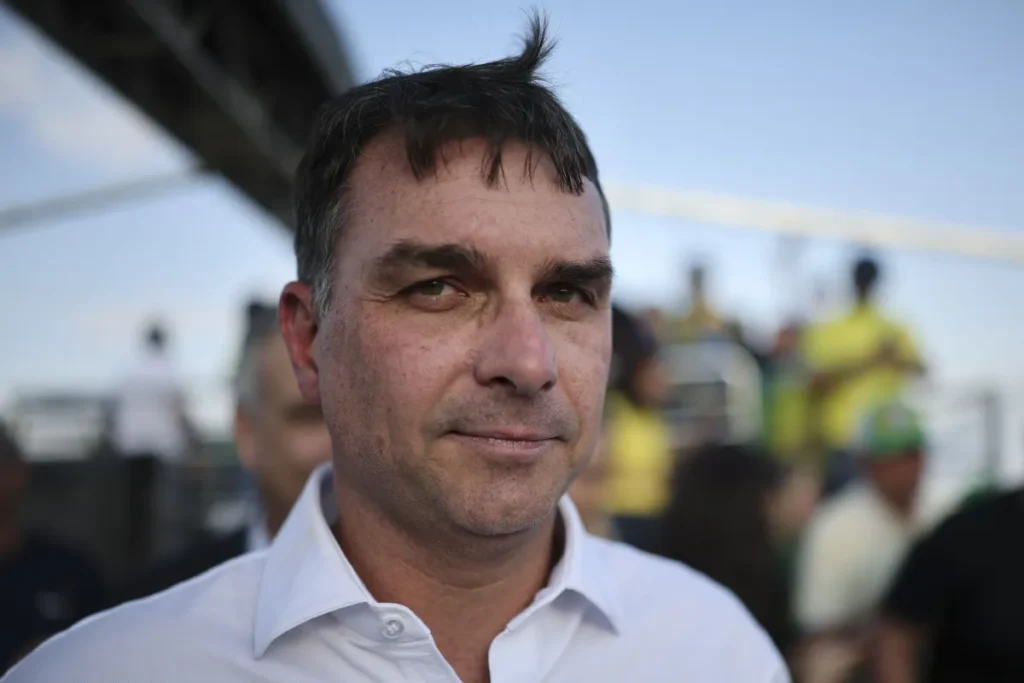 Flávio Bolsonaro embarca para os EUA para audiência sobre novo tarifaço