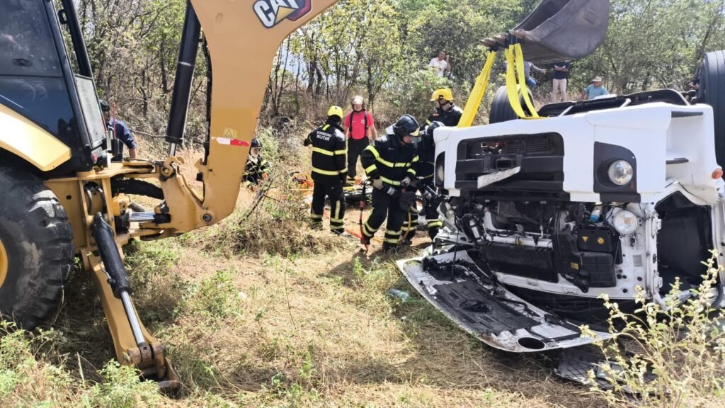 Motorista morre após caminhão capotar em rodovia na zona rural de Caicó